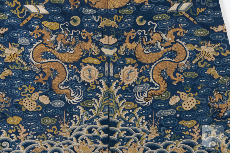 AN UNUSUAL BLUE EMBROIDERED DRAGON ROBE WITH SHIZI LIONS FOR A GENTLEMAN - 图2